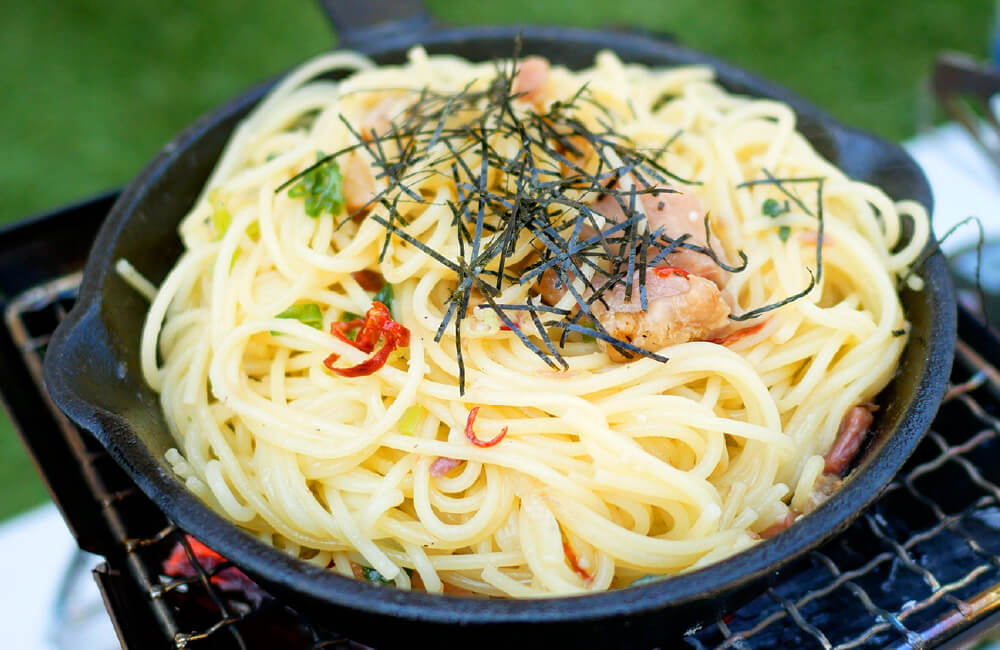 焼き鳥缶詰で和風ペペロンチーノ【贅沢にステーキも!】｜ valornavi バローナビ