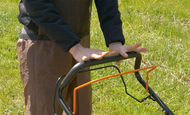 、刈刃回転レバーを離すとエンジンが止まる
