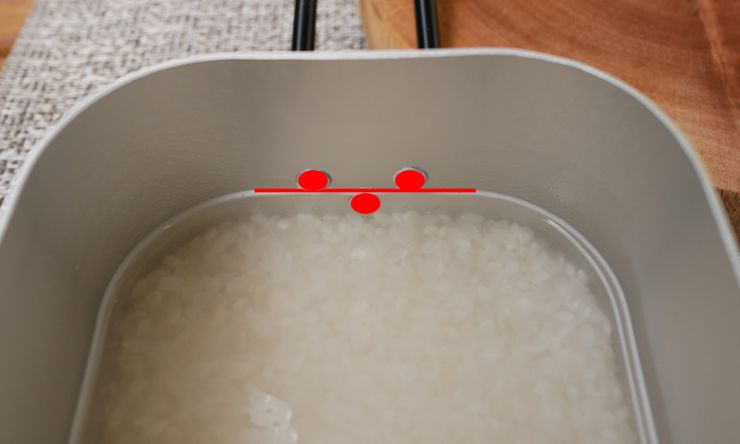 メスティンに米と水を入れる