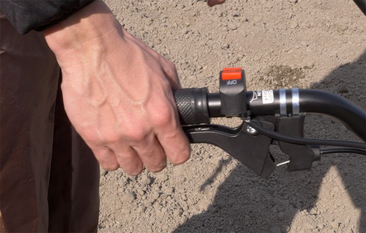 スロットルレバーを握る