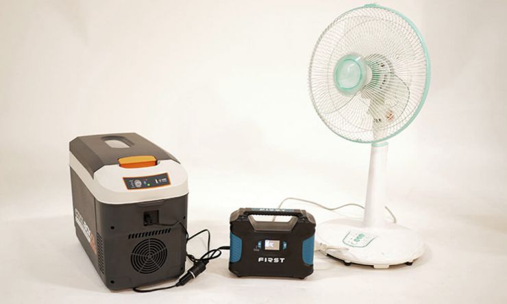 保温保冷庫と扇風機をバッテリーに繋ぐ