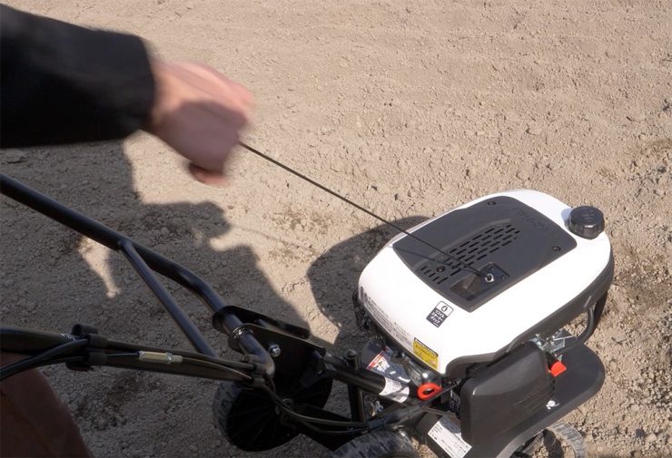 リコイルスターター(グリップ)を引く