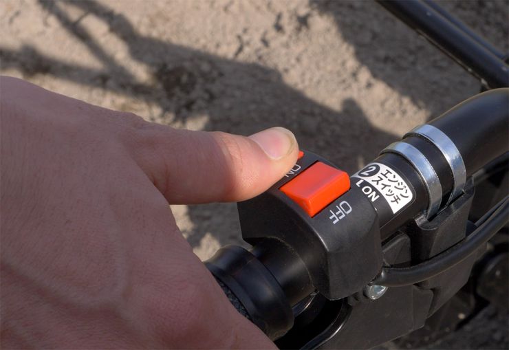 エンジンスイッチをONにする