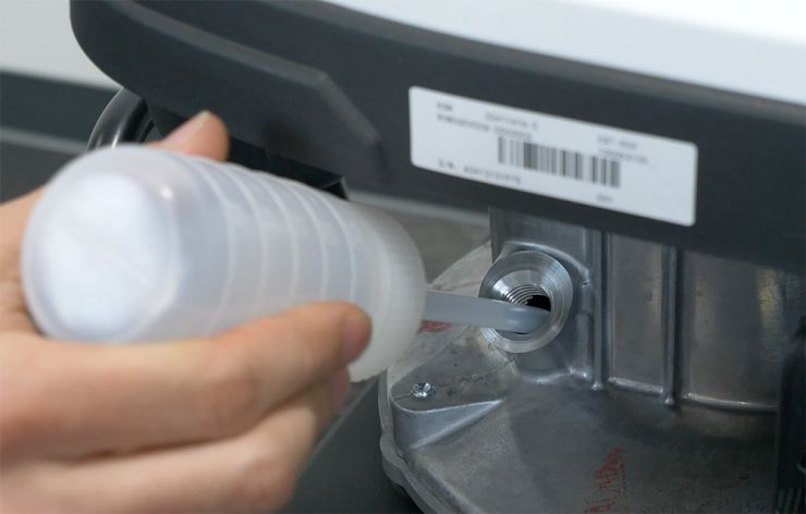 オイル注入口からエンジンオイルを入れる