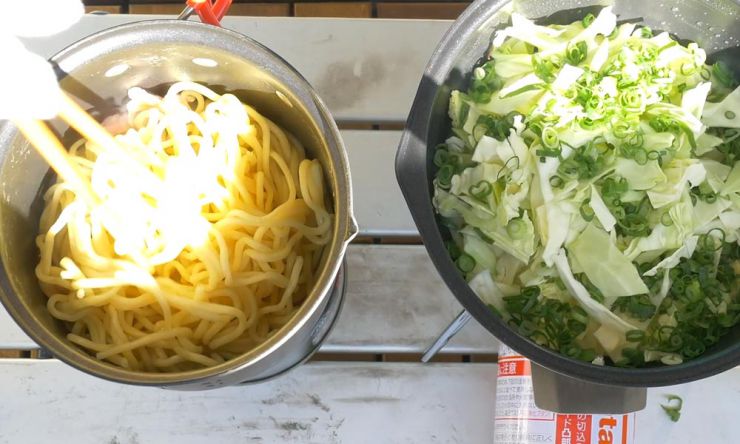 焼きそばを焼く